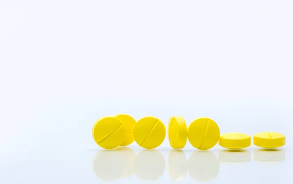 Żółte tabletki tabletki na białym tle na białym tle z miejsca kopii. Kupie lek. — Zdjęcie stockowe