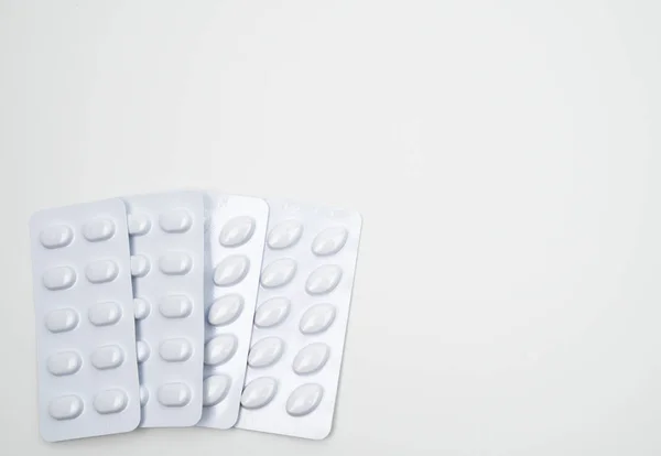 Statyny pigułki tabletki w blistrze białego światła odporność opakowania na białym tle. Lek stosowany w leczeniu dyslipidemii. Obniżenie poziomu lipidów tabletki tabletki. Statyny: hiperlipidemia. — Zdjęcie stockowe