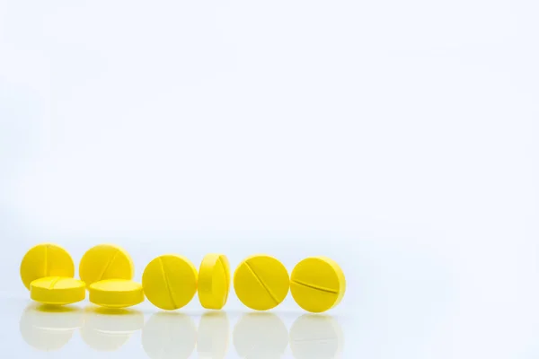 Gula tabletter piller isolerad på vit bakgrund med kopia utrymme. Högen av medicin. Smärtstillande tabletter piller. — Stockfoto