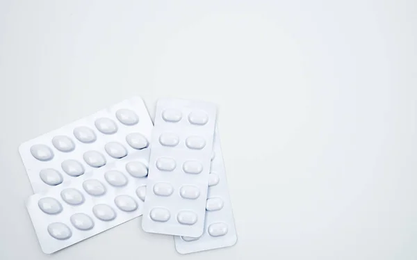 Statiner tabletter piller i vit blisterförpackning för svagt motstånd förpackningar isolerad på vit bakgrund. Läkemedel för behandling dyslipidemi. Lipid sänka tabletter piller. Statiner: hyperlipidemi. — Stockfoto