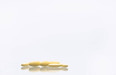 Makro çekim gölgeler ve kopya alanı metin için beyaz zemin üzerine izole 1000 mg c vitamini tablet hap. Vitamin ve ek kavramı. Antioksidanlar.