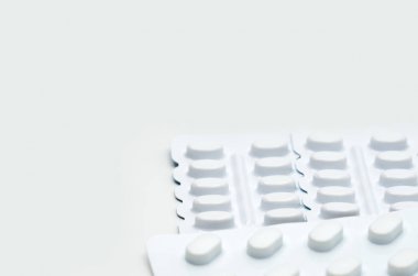 Makro beyaz Vakumlu Ambalaj beyaz arka plan üzerinde izole hafif direnç ambalaj için tablet hap detayını vurulmuş. Tedavi Ncds. yaşlı insanlar hastalık için ilaç.