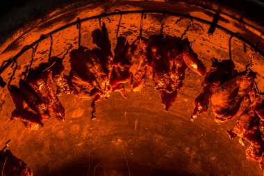 Yakıt tankı kömür ızgara domuz eti için olarak değiştirin. Varil domuz kavurma tekniği. Özel teknik domuz kavrulmuş lezzetli meze yemek Tayland