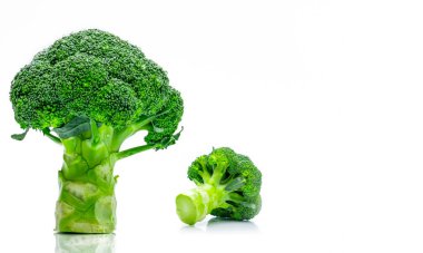 Yeşil brokoli (Brassica oleracea) kümesi. Doğal kaynağı betakaroten, c vitamini, k vitamini, fiber yiyecek, folat sebze. Beyaz arka plan üzerinde izole taze brokoli lahana.