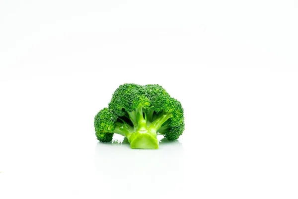 Green broccoli (Brassica oleracea). Vegetables natural source of betacarotene, vitamin c, vitamin k, fiber food, folate. Fresh broccoli cabbage isolated on white background. — Stock Photo, Image