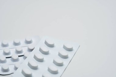 Makro beyaz Vakumlu Ambalaj beyaz arka plan üzerinde izole hafif direnç ambalaj için tablet hap detayını vurulmuş. Tedavi Ncds. yaşlı insanlar hastalık için ilaç.
