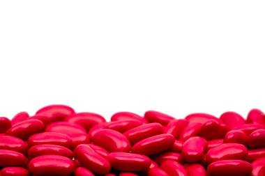 Makro ayrıntı kırmızı böbrek şeklin metin için kopya yer beyaz zemin üzerine şeker kaplı tablet hap vurdu