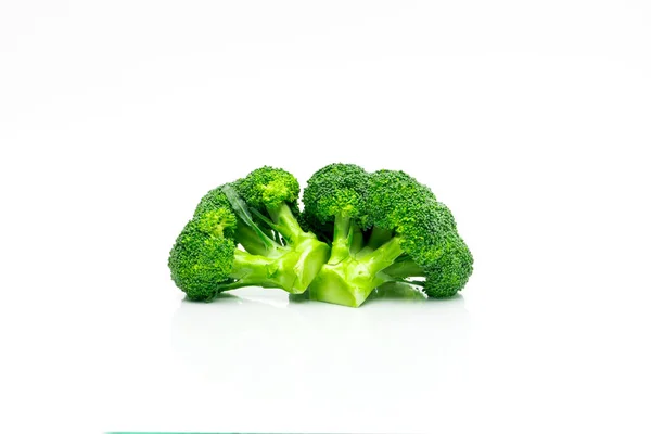 Zielone brokuły (Brassica oleracea). Warzyw naturalne źródło betacarotene, witamina c, witamina k, jedzenie błonnika, kwasu foliowego. Świeże Brokuły Kapusta na białym tle z miejsca kopiowania tle. — Zdjęcie stockowe