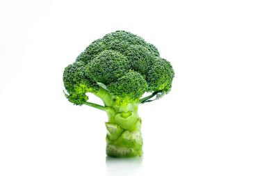 Yeşil brokoli (Brassica oleracea). Doğal kaynağı betakaroten, c vitamini, k vitamini, fiber yiyecek, folat sebze. Kopya alanı ile beyaz arka plan üzerinde izole taze brokoli lahana.