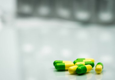 Yeşil, sarı tramadol kapsül hap üzerinde bulanık gümüş Vakumlu Ambalaj arka plan kopya alanı ile. Kanser ağrı yönetimi. Opioid analjezikler. Genç yapılan uyuşturucu kullanımı