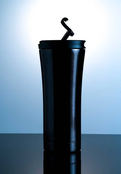 Botella de termo negro con tapa abierta puesta en vidrio negro con fondo blanco — Foto de Stock