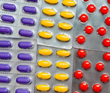 Blister paketleri renkli tablet hap yığını. Küresel sağlık kavramı. Ağrı katiller ilaç kullanımı rahatlatmak ağrı sonra plastik cerrahi, burun estetiği, meme ameliyatı için