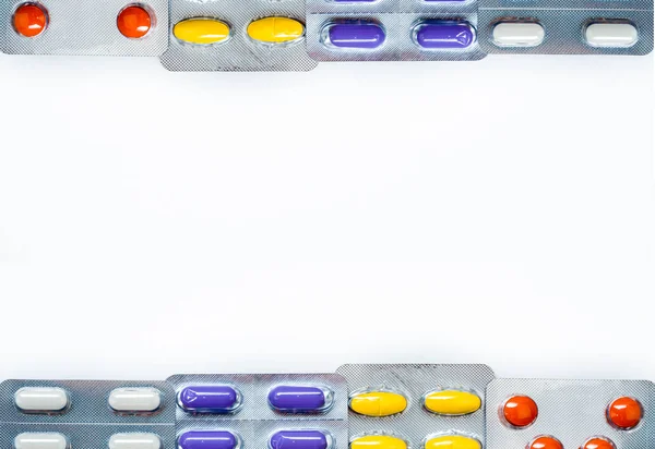 Tablets pills medicine in blister pack with frame pattern and space box for text. Colorful tablets pills with creative pattern on white background. Background for health care education. — Stock Photo, Image