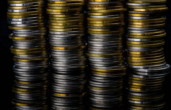 Vollbild-Makroaufnahme von goldenen und silberfarbenen Münzstapeln auf dunklem Hintergrund mit Kopierraum für Text. Unternehmens- und Finanzwachstum, Sparen, Investitions- und Zinskonzepte. — Stockfoto