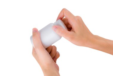 Beyaz arka plan üzerinde izole hapları veya vitamin şişe açmaya çalışırken yetişkin Asyalı kadın eli