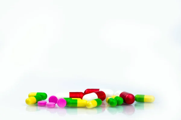 Stapel von bunten Kapseln und Tabletten Pillen auf weißem Hintergrund mit Kopierraum für Text. Pharmazie im Krankenhauskonzept. Drogeriemarktkonzept. — Stockfoto