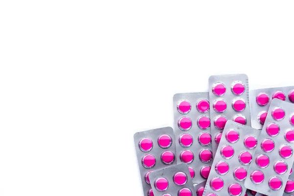 Comprimidos redondos de color rosa en blíster sobre fondo blanco con espacio para copiar. Pastillas de ibuprofeno para aliviar el dolor, fiebre alta, dolor de cabeza, dolor de muelas e inflamación de heridas — Foto de Stock
