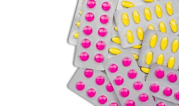 Vista dall'alto delle compresse rosa e gialle in blister. Pillole per alleviare il dolore, crampi mestruali, mal di testa e mal di denti . — Foto Stock