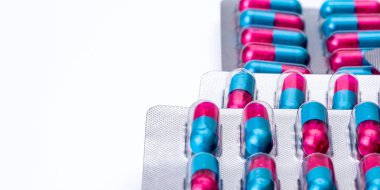 Mavi, pembe granül yan hap kapsül, renkli. Vakumlu Ambalaj alanı beyaz zemin üzerine hap. İlaç dozaj formu ve ambalaj. İtrakonazol 100 mg: anti-mantar ilacı.