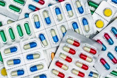 Üstten Görünüm blister paketlerine renkli Tablet ve kapsül hap. Küresel sağlık ve ilaç ile makul kavram kullanmak