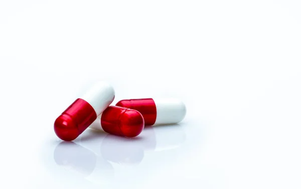 Makroaufnahme Detail roter, weißer Antibiotika-Kapseln isoliert auf weißem Hintergrund mit Kopierraum. Antibiotika-Einsatz mit vernünftigem Konzept. Antimikrobielle Arzneimittelresistenz. — Stockfoto