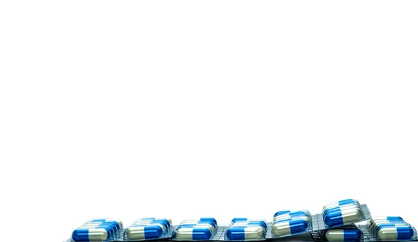 Сине-белые капсулы таблетки в блистерной упаковке изолированы на белом фоне с копией пространства для текста. Антибиотики лекарственная устойчивость и использование противомикробных препаратов с разумной концепцией. Глобальное здравоохранение . — стоковое фото