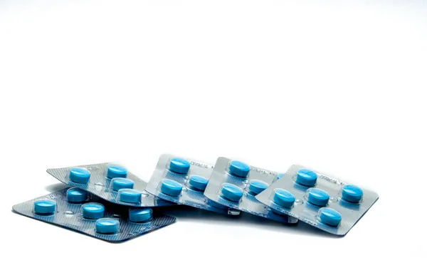 Paquete de cinco pastillas para el tratamiento completo del herpes en los genitales o la boca. Medicamentos antivirales para el virus del herpes simple (VHS) o el herpes zóster. Concepto de enfermedad de transmisión sexual —  Fotos de Stock