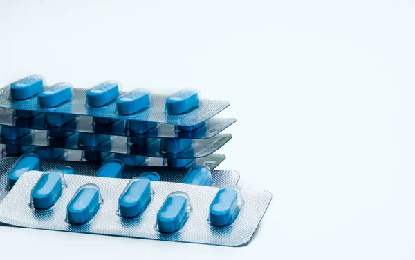 Pillole compresse blu per il trattamento completo del decorso dell'herpes sui genitali o sulla bocca. Medicina antivirale per virus dell'herpes simplex (HSV) o herpes zoster. Concetto di malattia sessuale trasmessa — Foto Stock