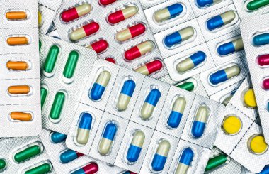Üstten Görünüm blister paketlerine renkli Tablet ve kapsül hap. Küresel sağlık ve ilaç makul konsepti ile kullanın. Antibiyotik direnci kavramı.