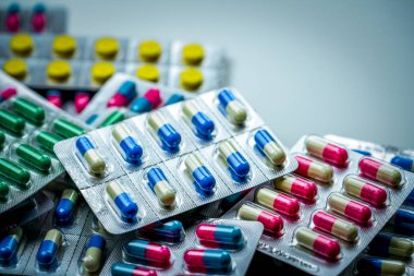 Blister kutu antibiyotik kapsül hap yığını. İlaç ambalaj. Enfeksiyon hastalığı için ilaç. Hayvan çiftliği gıda hayvanlarda kullanılan antibiyotik ilaç antibiyotik direnç yaymak