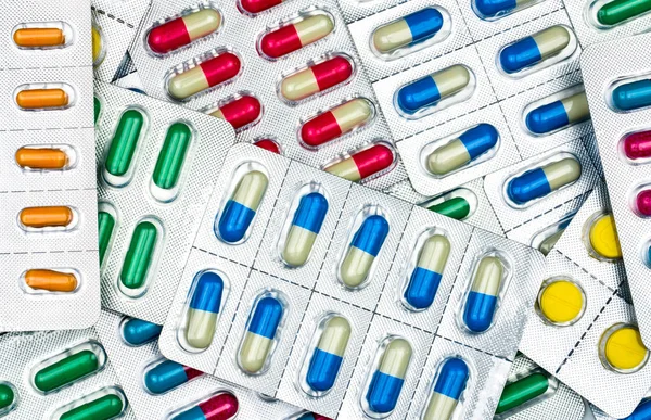 Vista dall'alto di compresse colorate e capsule in blister. Assistenza sanitaria globale e uso di droghe con un concetto ragionevole. concetto di resistenza agli antibiotici . — Foto Stock