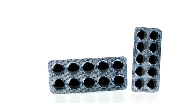 Pastillas de carbón activado en blíster aisladas sobre fondo blanco con espacio de copia para texto. Pastillas redondas negras para el envenenamiento por tratamiento por sobredosis de drogas — Foto de Stock