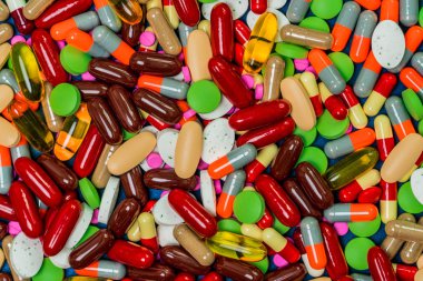 Renkli Tablet ve kapsül hap yığını. Tıp, vitaminler ve Takviyeler tam kare. Üst birçok hap arka plan görüntüleyin. İlaç, vitamin, ek ve bitkisel ilaç etkileşimi kavramı.