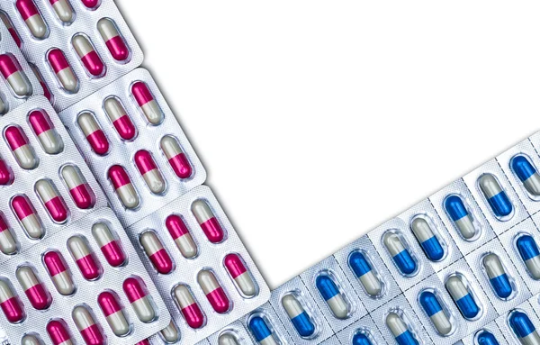Vista dall'alto di colorate pillole capsula antibiotici in blister su sfondo bianco. Imballaggio farmaceutico. Medicina per le infezioni malattia. Uso di antibiotici con ragionevole. Resistenza al farmaco . — Foto Stock