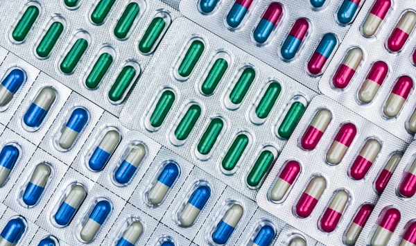 Marco completo de píldoras de cápsulas de colores en blister arreglado wi —  Fotos de Stock