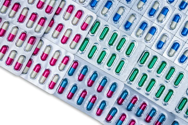 Vista dall'alto di capsule colorate in blister disposte con un bellissimo modello. Imballaggio farmaceutico. Medicina per le infezioni malattia. Uso di antibiotici con ragionevole. Resistenza al farmaco . — Foto Stock