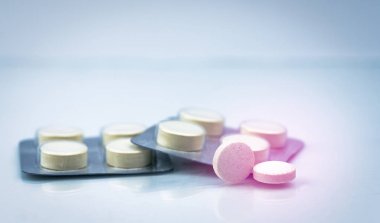 Anthelmintic blister paketleri kopya alanı beyaz zemin üzerine hap tablet. Dört dizi tablet hap: niclosamide ve fenolftalein tedavi tenya için. Çiğnenebilir tablet hap.