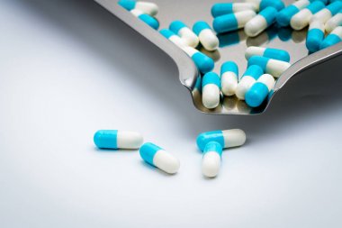 Mavi ve beyaz kapsül hap ve uyuşturucu tepsi kopya alanı metin için beyaz zemin üzerine. Küresel sağlık kavramı. Antibiyotik ilaç direnci kavramı. Antimikrobiyal kapsül hap.