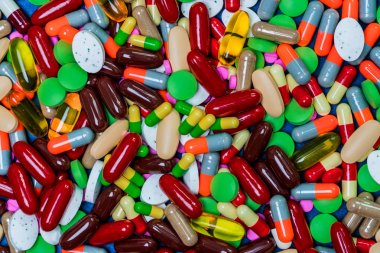 Tam kare renkli Tablet ve kapsül hap. Antibiyotik direnci ve uyuşturucu makul konsepti ile kullanın. Küresel sağlık. Uyuşturucu kullanımı kronik hastalığı olan yaşlı insanlar. Toplum sorun yaşlanma