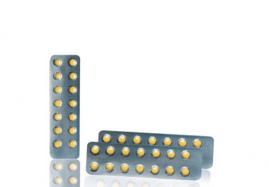 Vakumlu Ambalaj kopya alanı ile beyaz arka plan üzerinde izole küçük yuvarlak ışık sarı enterik kaplı tablet hap. İlaç tedavisi Gastrik ülser (mide ülseri) veya Gerd.