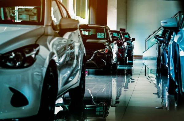 Nowy luksusowy kompaktowy samochód zaparkowany w nowoczesnym salonie na sprzedaż. Samochód dealerskiej biura. Sklep detaliczny samochodów. — Zdjęcie stockowe