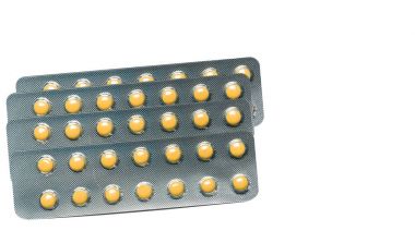 Rabeprazole: Küçük yuvarlak ışık sarı enterik kaplı tablet hap Vakumlu Ambalaj kopya alanı ile beyaz arka plan üzerinde izole. İlaç tedavisi Gastrik ülser (mide ülseri) veya Gerd.