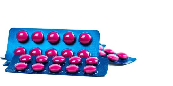 Ібупрофен в рожевих таблетках для планшетів упакований в синій блістерний пакет ізольований на білому тлі з копіювальним простором. Ібупрофен для полегшення болю, головного болю, високої температури та протизапальних заходів. Таблетки для знеболювачів . — стокове фото