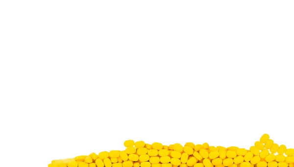 Sarı tabletler ilaç izole kopya alanı metin için beyaz zemin üzerine. İbuprofen hapı tablet. Ağrı kesici ilaç inflame anti ve baş ağrısı, yüksek ateş için. İlaç endüstrisi kavramı. — Stok fotoğraf