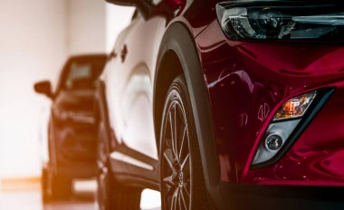 Yeni lüks Suv kompakt Satılık modern showroom park edilmiş araba. Araba Bayilik ofisi. Araç perakende mağazası. Elektrikli otomobil teknoloji ve iş kavramı