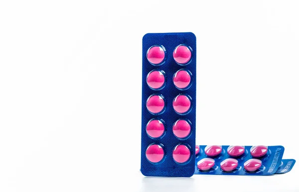 Ibuprofene in compresse rosa confezione in blister blu isolato su sfondo bianco con spazio per la copia. Ibuprofene per alleviare il dolore, mal di testa, febbre alta e anti-infiammatori. Antidolorifico compresse pillole . — Foto Stock