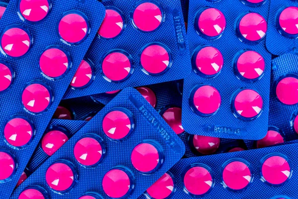 Tam çerçeve yığın ibuprofen pembe tablet hap mavi blister ambalaj paketi. İbuprofen kabartma ağrı, baş ağrısı, yüksek ateş ve anti inflamatuar için. Ağrı kesici hapları Tablet. — Stok fotoğraf