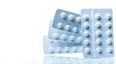 Beyaz arka plan üzerinde izole ışık karşı korumalı ambalaj kolşisin 0.6 mg tablet hap. Gut saldırı, gut ağrı ve gouty artrit kavramı. İlaç endüstrisi. Beyaz Vakumlu Ambalaj yığını.