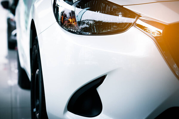 Белый новый люксовый компактный внедорожник, припаркованный в современном шоу-руме для продажи. Офис автодилера. Магазин автомобилей. Технология электромобилей и бизнес-концепция
