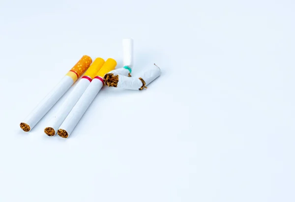 Montón de cigarrillo roto aislado sobre fondo blanco con espacio de copia para texto. Deja de fumar. 31 de mayo: Día mundial sin tabaco. Dejar de fumar. Deja de fumar concepto de cigarrillos . — Foto de Stock